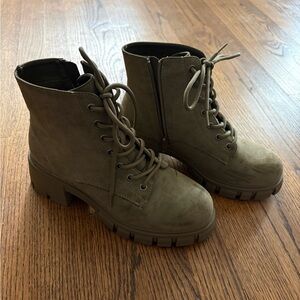 MIA Olive Lace-Up Ankle Boots SIZE 8